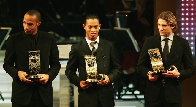 Ronaldinho Gaúcho desbancou Henry e Shevchenko na eleição da Fifa em 2004