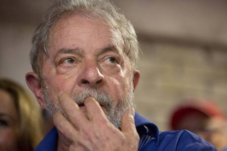 Lula foi condenado a 9 anos e 6 meses de prisão Lula foi condenado a 9 anos e 6 meses de prisão