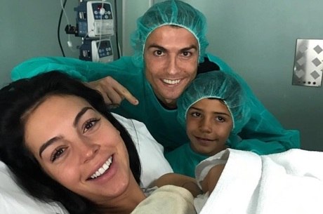 Cristiano Ronaldo com a mulher, Georgina Rodríguez e o filho
