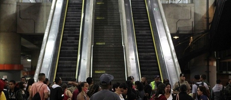 Usuários do metrô ficam sem transporte na Estação Corinthians-Itaquera do metrô