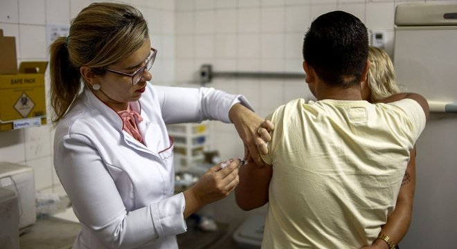 Homem recebe vacina de febre amarela em São Paulo