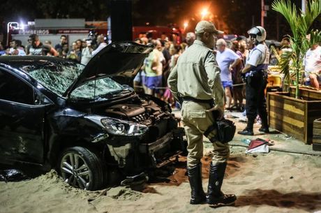 Carro invadiu calçadão de Copacabana nesta quinta (18)