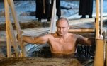 Vladimir Putin mergulha em lago congelado