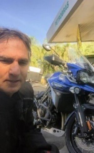 Yane é o feliz proprietário de uma Explorer XCx, 42 anos de motociclismo e terceira Triumph, fez self quando saia para mais uma viagem