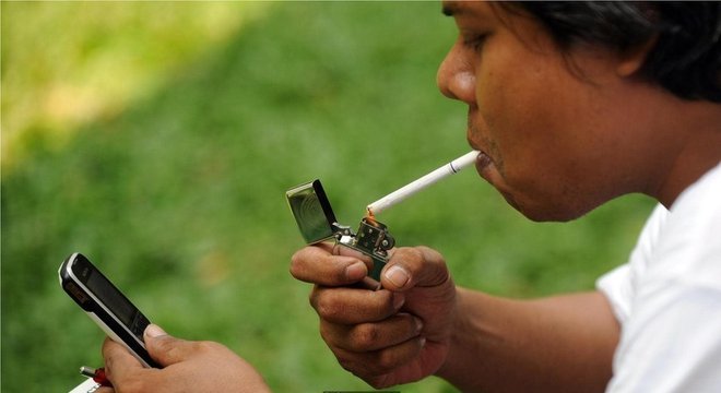 Para alguns cientistas, vício no uso de celular se assemelha ao tabagismo