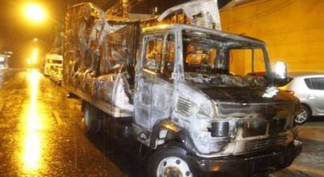 Caminhão incendiado após tentativa de roubo de carro-forte na Tamoios