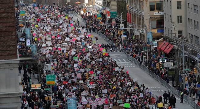 Americanas protestando da Sexta Avenida, em Nova York Americanas protestando da Sexta Avenida, em Nova York