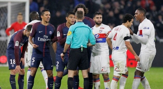 Sem a presença de Neymar (lesionado), o PSG caiu diante do Lyon