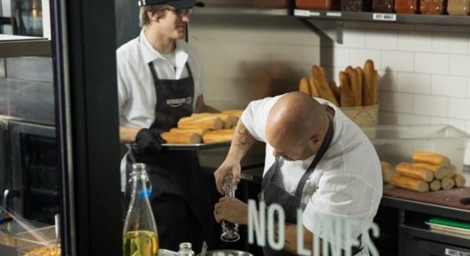 Os pratos prontos e sandwishes são feitos por funcionários na cozinha do mercado