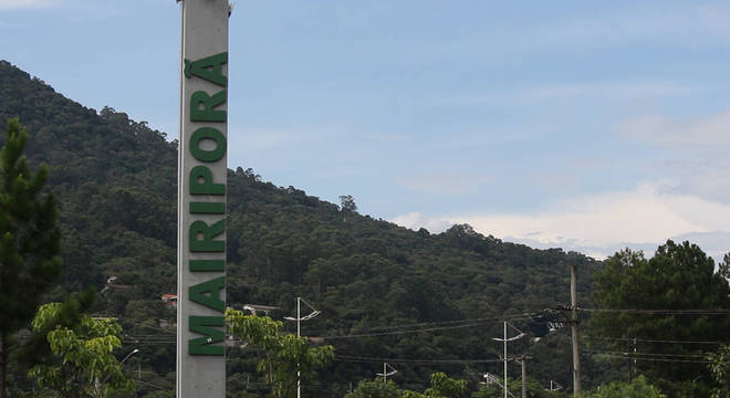 Chuvas provocaram queda de árvores sobre a rede elétrica Chuvas provocaram queda de árvores sobre a rede elétrica