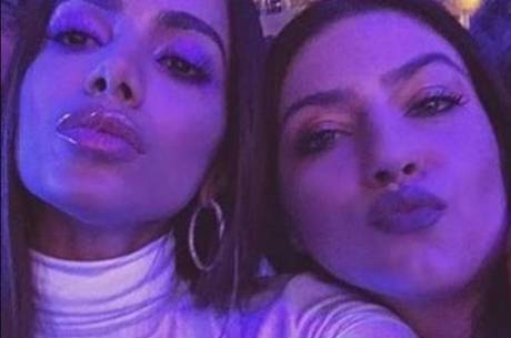Anitta e Clau no Prêmio Multishow