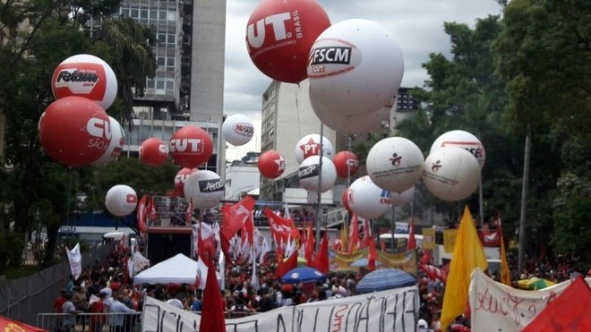 A confirmação da condenação de Luiz Inácio Lula da Silva no TRF4 (Tribunal Regional Federal da 4ª Região) levou diferentes grupos de manifestantes para as ruas nesta quarta-feira (24), em São Paulo. Um ato contra a condenação aconteceu na praça da República; também na região central, os favoráveis à decisão se reuniram na avenida Paulista