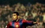 Sonny Anderson, de Barcelona, comemora o gol de abertura contra o Manchester United no jogo da UEFA Champions League no Camp Nou em Barcelona, Espanha. O jogo terminou 3-3