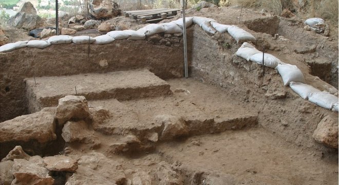 Os pesquisadores encontraram sedimentos de cinzas de fogueiras, montadas repetidamente ao longo da duradoura ocupação da caverna