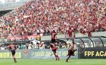 Jogadores do Flamengo comemoram título da Copinha com a torcida após vitória sobre o São Paulo, no Pacaembu
