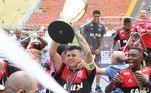 Capitão do Flamengo levanta taça da 49ª Copa São Paulo Júnior, no Pacaembu