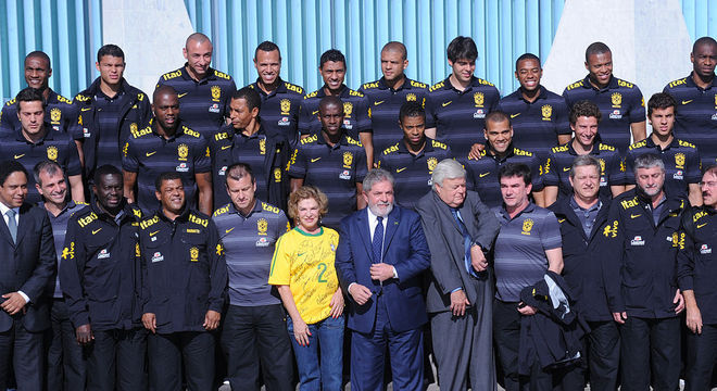 Dunga submeteu sua Seleção, em 2010, a Lula