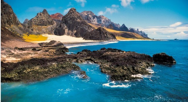 Pesquisadores estudaram a cordilheira submersa entre Vitória e a ilha de Trindade, a 1.200 km do continente; ela é composta por 30 montes submarinos de origem vulcânica