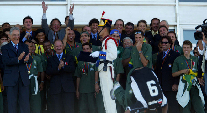 Felipão levou sua Seleção para homenagear FHC. Bêbado, Vampeta deu cambalhotas