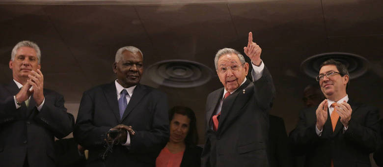 Díaz-Canel (na ponta, à esquerda) é líder reconhecido no partido comunista