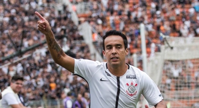 Jadson comemora o primeiro gol do Corinthians no clássico do Pacaembu