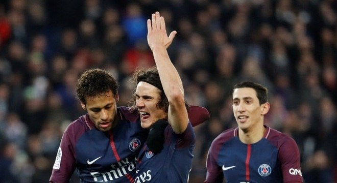 Neymar, Cavani e Di Maria comemoram gol na vitória sobre o Montpellier