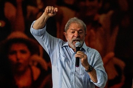 Para os apoiadores do ex-presidente, ele é uma vítima do sistema