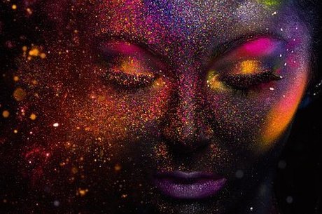 Por causa da poluição que causam, países estão proibindo grânulos como os encontrados em esfoliantes Como o glitter é produzido?