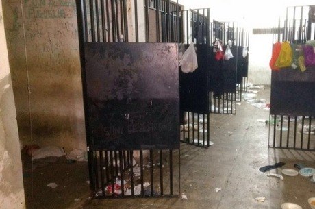 Presos serraram as celas da cadeia pública de Itapajé