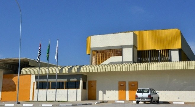 Jovens recém-chegados são isolados e espancados na chamada "recepção"