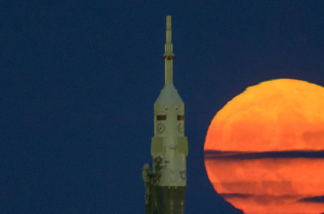 Superlua vista no Cazaquistão em 2016; fenômeno passou a ser chamado de "lua de sangue"