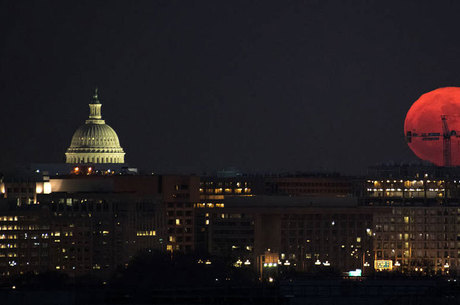 Superlua em dezembro de 2017 em Washington; aparência avermelhada é efeito das partículas da atmosfera terrestre