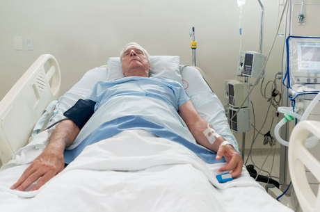 O algoritmo analisa os dados dos sistemas de monitoramento já existentes nos hospitais