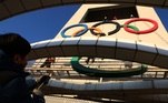 PyeongChang 2018 Winter Olympics Preview
PYEONGCHANG-GUN, COREIA DO SUL - 27 DE JANEIRO: os trabalhadores fazem um Anéis Olímpicos no Centro de Saltos de Esqui Alpensia, à frente dos Jogos Olímpicos de Inverno de PyeongChang 2018 em 27 de janeiro de 2018 em Pyeongchang-gun, Coréia do Sul. (Foto de Chung Sung-Jun / Getty Images)
