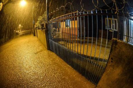Chuva em Florianópolis causa diversos alagamentos
