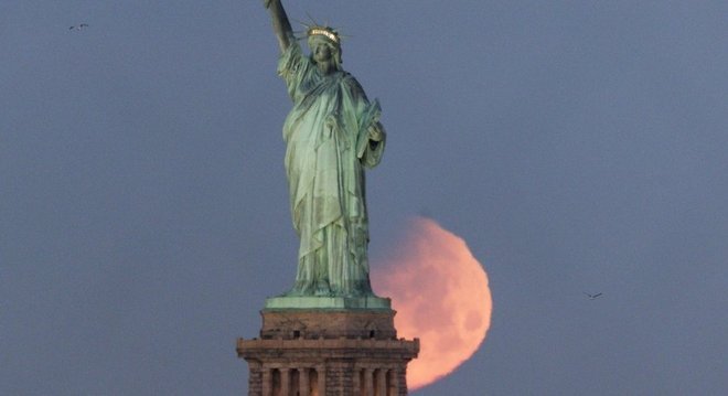 Eclipse da superlua azul atrás da Estátua da Liberdade
