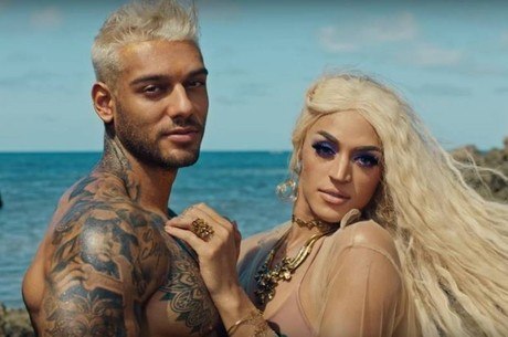 Lucas e Pabllo em cena do clipe Paraíso
