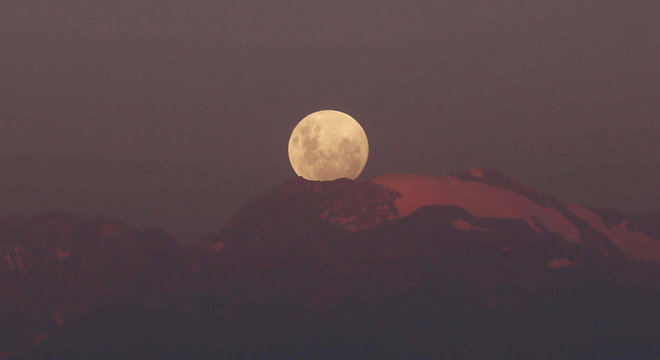 A Superlua ocorre quando a Lua passa pelo ponto mais próximo da Terra
