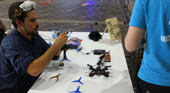 Lucas montou seu primeiro drone em um laboratório público da prefeitura