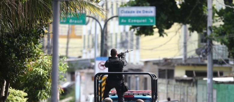 Linha Amarela, uma das principais vias da cidade, foi bloqueada por dias em função de tiroteios Linha Amarela, uma das principais vias da cidade, foi bloqueada por dias em função de tiroteios