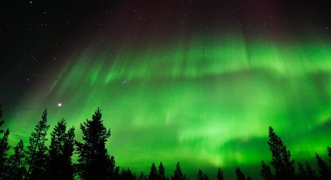 As belas auroras boreais são produzidas quando o vento solar se choca com o campo magnético da Terra