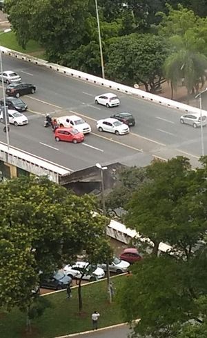 Parte de viaduto cai em cima de carros