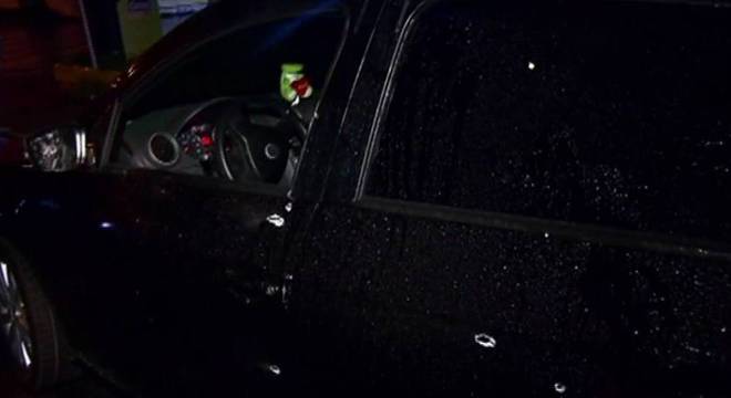 Mais de 10 tiros atingiram a lateral do veículo Mais de 10 tiros atingiram a lateral do veículo