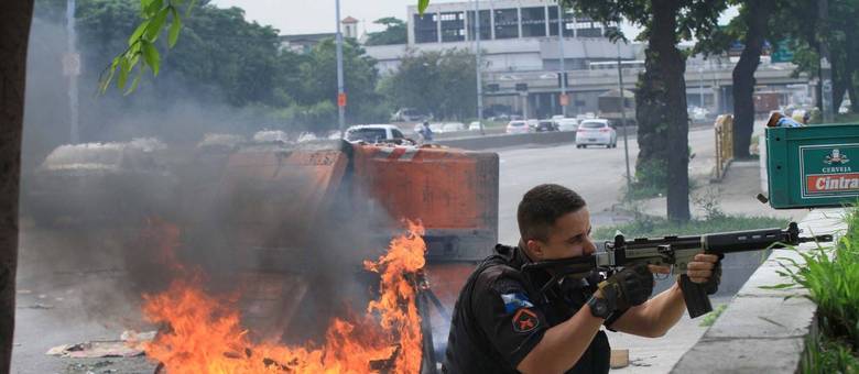 Manifestação e tiroteio fechou vias no Rio Manifestação e tiroteio fechou vias no Rio