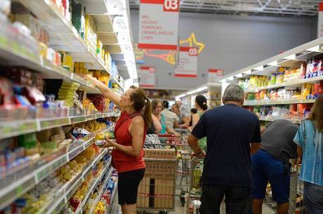 Alimentação e transportes impulsionam inflação Alimentação e transportes impulsionam inflação