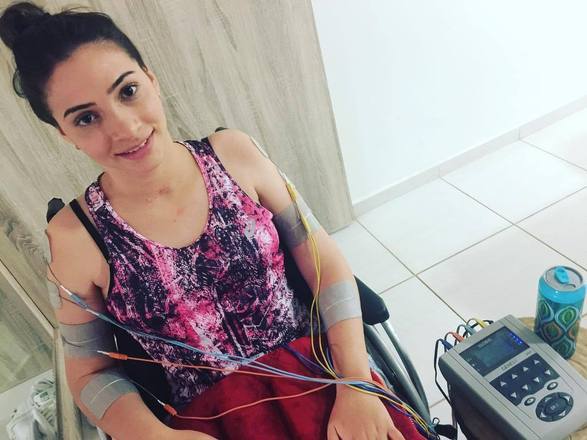 Lais se chocou contra uma Ã¡rvore e sofreu lesÃ£o na medula, perdendo os movimentos e a sensibilidade abaixo do pescoÃ§o