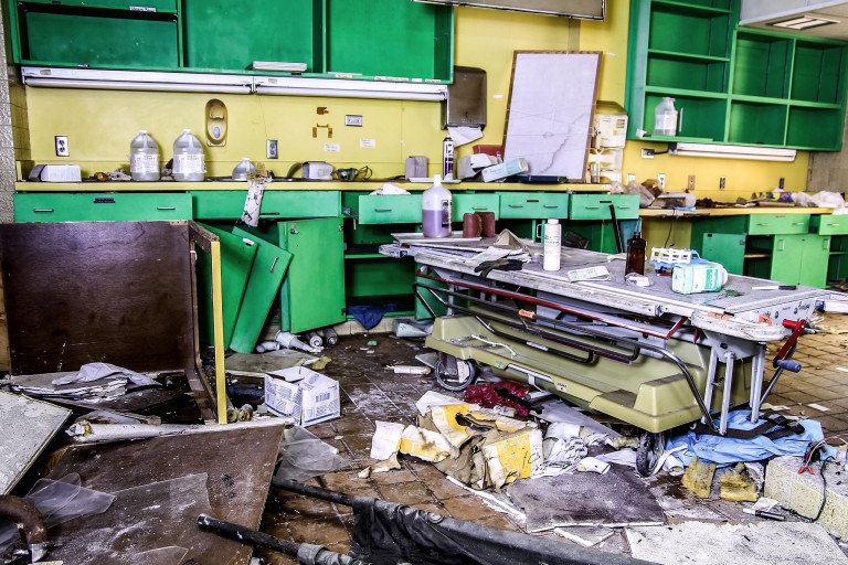 Fotógrafo revela histórias de hospital abandonado - Fotos - R7 Hora 7