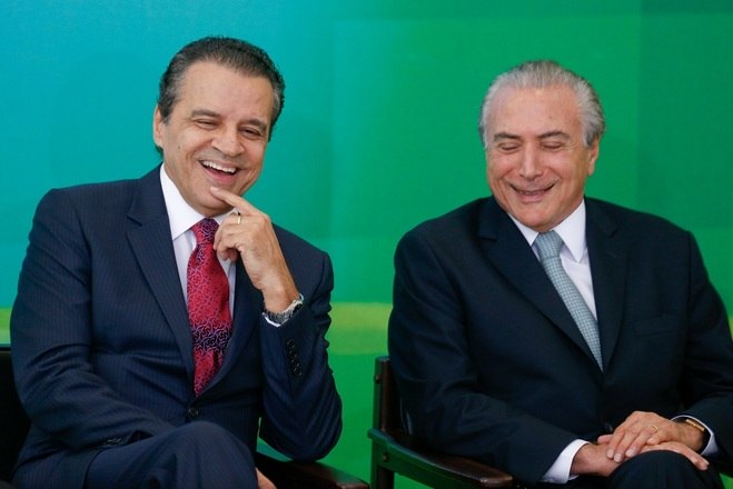 Henrique Alves teve, nesta terça-feira (6), a conversão da prisão para regime domiciliar. Apesar disso, ele continua preso na Academia da Polícia Militar, pelo menos até o julgamento de um habeas corpus que deverá ocorrer na quinta-feira (8)