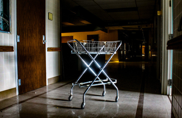 Fotógrafo revela histórias de hospital abandonado - Fotos - R7 Hora 7