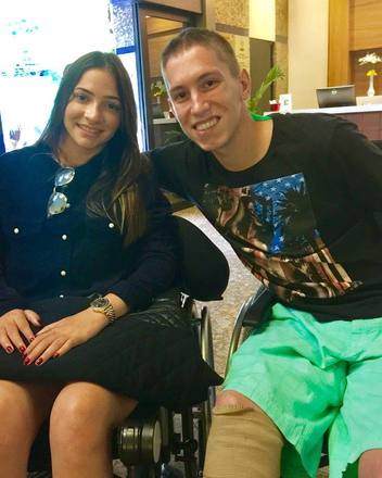 De tanto receber apoio, a atleta fez questÃ£o de dividir sua experiÃªncia com quem estava precisando. Ela foi ao encontro de Jakson Follmann, goleiro que perdeu uma das pernas no acidente com o aviÃ£o da Chapecoense